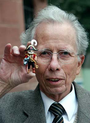 Hans Beck sujetando un pirata de Playmobil 